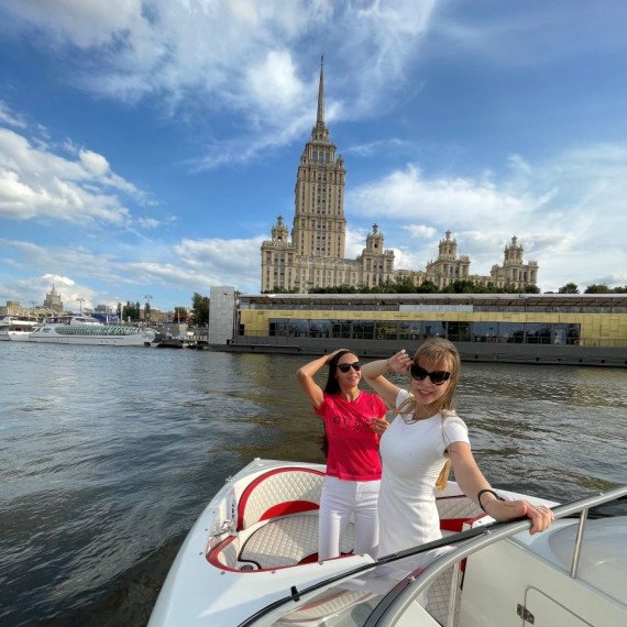 Женщины на лодке в центре Москвы у Высотки на Котельнической набережной