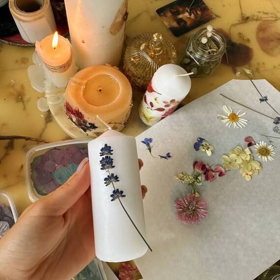 Создание свечей с использованием сушеных цветов на рабочем столе в уютной мастерской. Фото 9