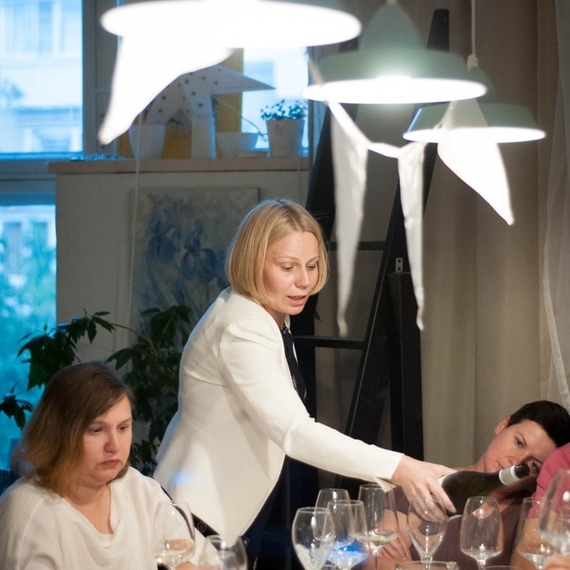 Вечеринка в уютном кафе, где бармен подает напитки группе женщин в вечернее время