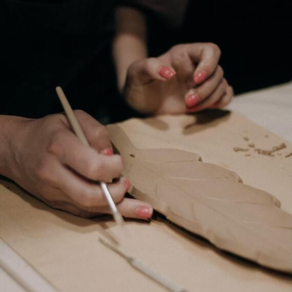 Создание керамического изделия на уроке в студии творчества в вечернее время Создание керамического изделия на уроке в студии творчества в вечернее время