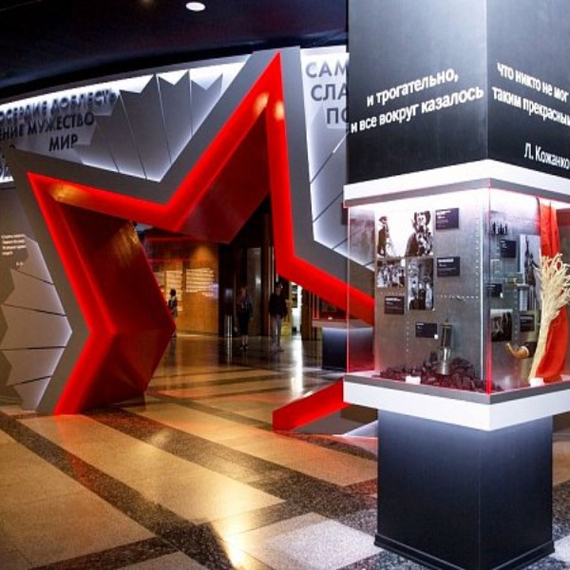 Выставка патриотической тематики в центре Москвы, демонстрирующая исторические экспонаты и символы. Фото 9