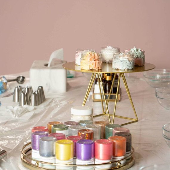 Набор для выпечки и декорирования тортов на столе с ингредиентами и инструментами. Главное фото