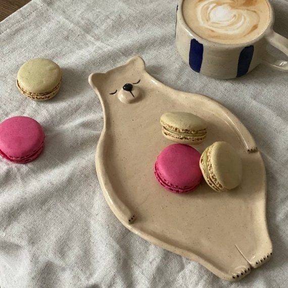 Кофейная пауза с десертами в уютной обстановке, где сладкие макароны находятся на оригинальной тарелке. Фото 6