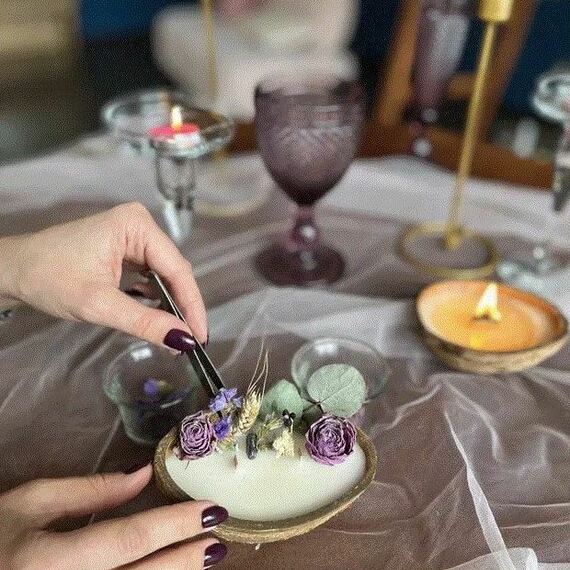 Подготовка к вечернему ритуалу с ароматическими маслами и сушеными цветами в уютном помещении