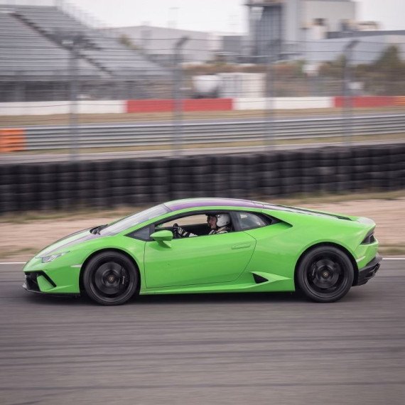 Заезд на спорткаре Lamborghini Huracan на гоночном треке