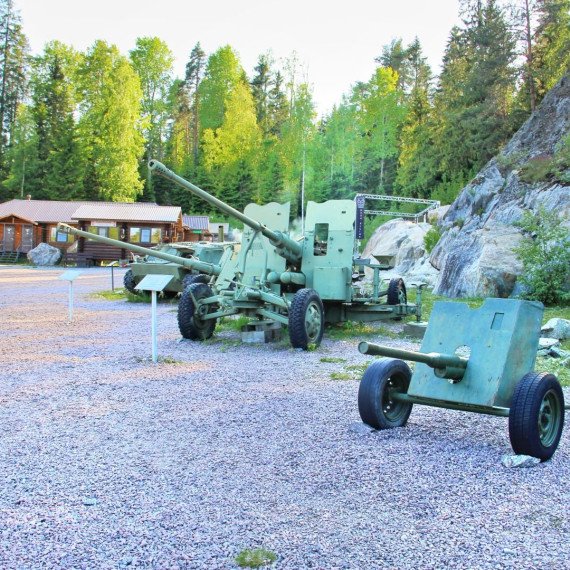 Военная техника на открытом воздухе в историческом парке. Фото 5