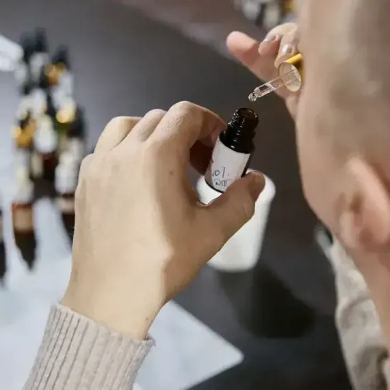 Работа с эффектными маслами в лаборатории с флаконами и пипеткой