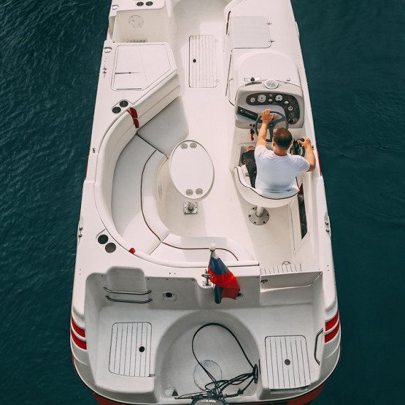 Прогулка на катере Антураж - изображение 2 Прогулка на катере Антураж - изображение 2