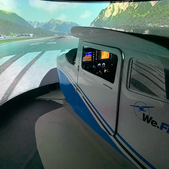 Симулятор полета на летном тренажере с видом на живописную природу и аэропорт в горах