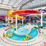 Водный парк с горками и бассейнами в крытом помещении - превью 1