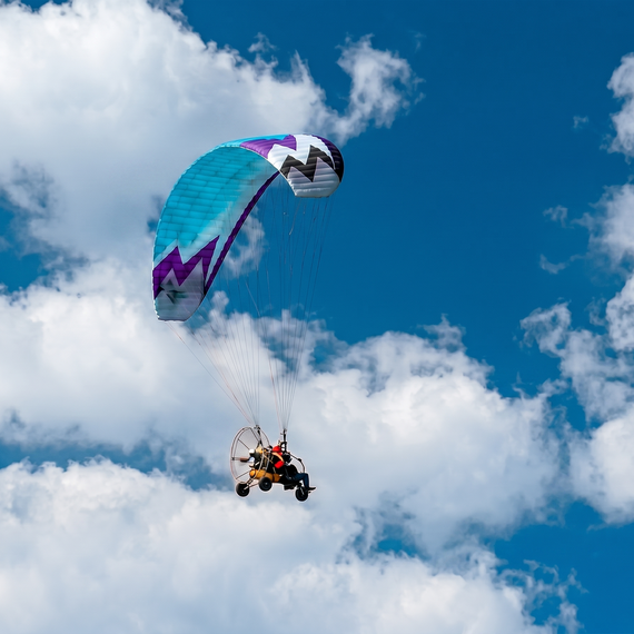 Полет на параплане над открытым небом в ясный день с минимальной облачностью и спокойным ветром. Главное фото