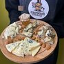 Ассорти сыров с медом и орехами на деревянной тарелке, красивое оформление для гастрономического ужина - превью 1 Ассорти сыров с медом и орехами на деревянной тарелке, красивое оформление для гастрономического ужина - превью 1