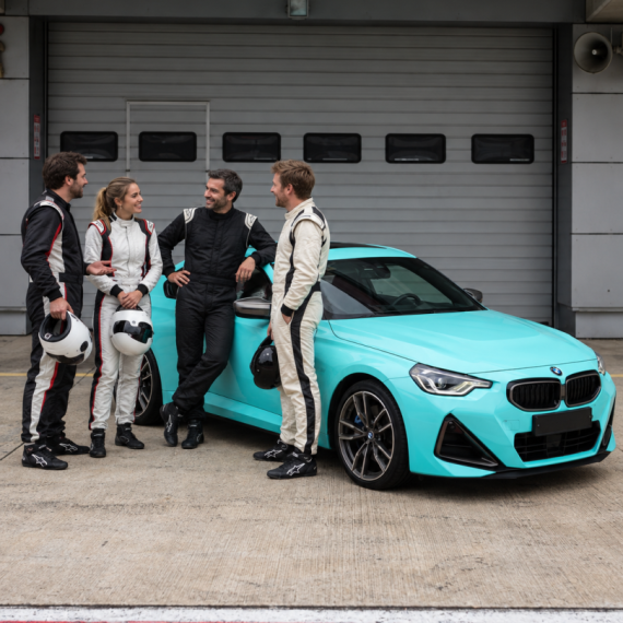 Заезд на спорткаре BMW M240 на гоночном треке