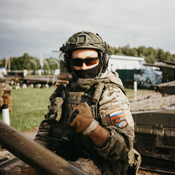Солдат в военной форме с оружием на танке во время учений в России. Фото 25