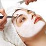 Уход за лицом в косметическом салоне, девушка с маской на лице, расслабляющая процедура в спа - превью 1