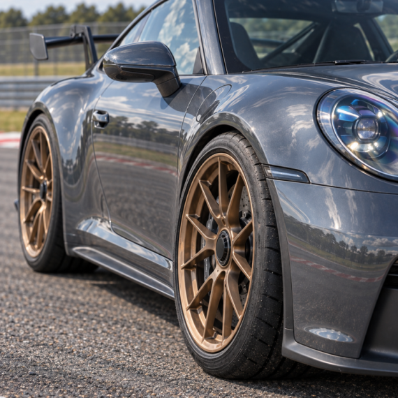 Заезд на спорткаре Porsche 911 GT3 на гоночном треке