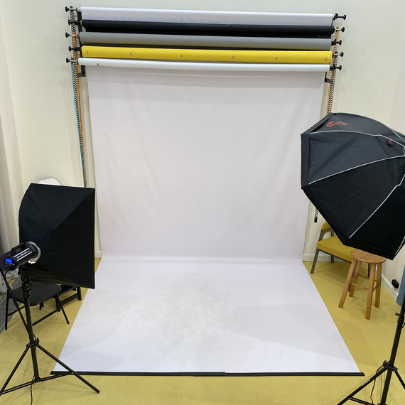 Студия для фотосессий с белым фоном и освещением, расположенная в помещении, подходящая для профессиональной съемки. Фото 8