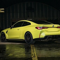 Заезд на спорткаре BMW M4 G82 на гоночном треке