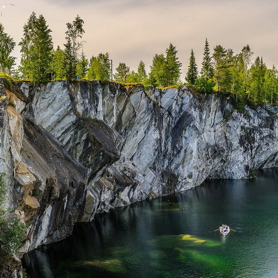 Красивый мраморный карьер в Карелии с лодкой на спокойной воде в ясный день. Фото 14