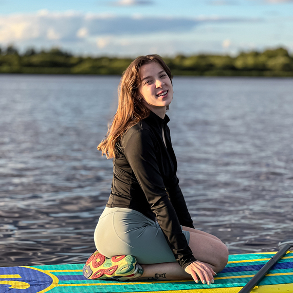 Молодая женщина наслаждается каякингом на гладкой воде в солнечный день. Фото 15