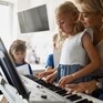 Уроки музыки для детей в классе с преподавателем и фортепиано - превью 1