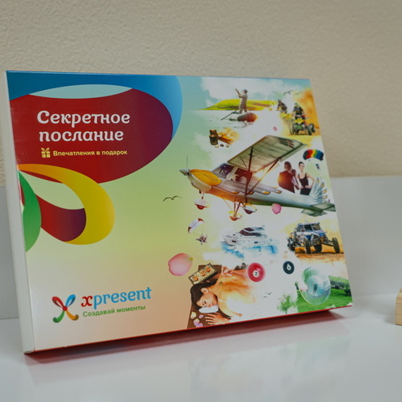 Секретное послание: креативная книга с уникальными иллюстрациями на столе в офисе. Фото 24