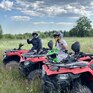 Квадроциклы на фоне граффити в заброшенной местности, готовые к приключениям на свежем воздухе - превью 1