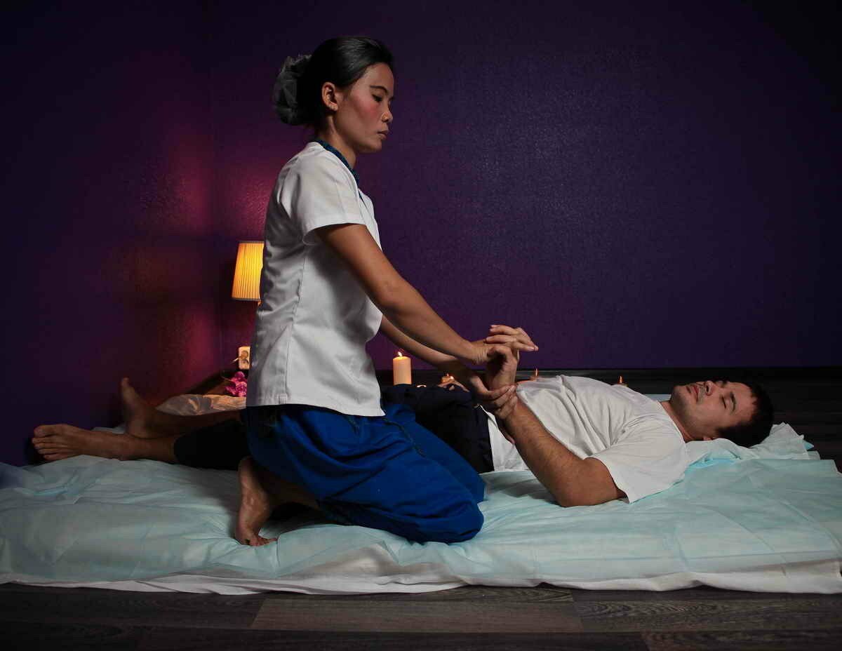 Traditional massage. Тайский массаж. Традиционный тайский массаж. Тайский массаж для мужчин. Настоящий тайский массаж.