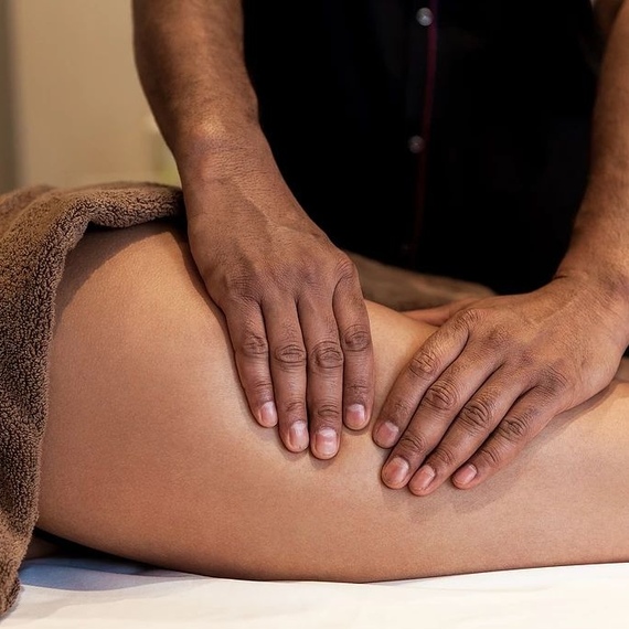 Массаж ног в спа-салоне для расслабления в уютной обстановке с профессиональным мастером. Главное фото