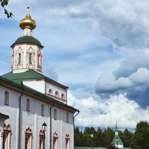 Церковь с золотым куполом на фоне облачного неба в живописном уголке России. Фото 7