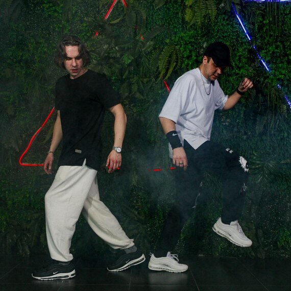 Занятия танцами по направлениям Шаффл или Денсмикс. Главное фото