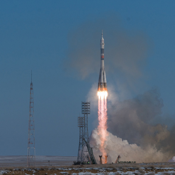 Запуск ракеты с космодрома Байконур в ясный день, дым и пламя, excitement и ожидание. Фото 51