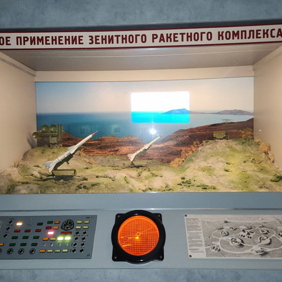 Модель боевого применения зенитного ракетного комплекса С-75 на фоне морского пейзажа Модель боевого применения зенитного ракетного комплекса С-75 на фоне морского пейзажа