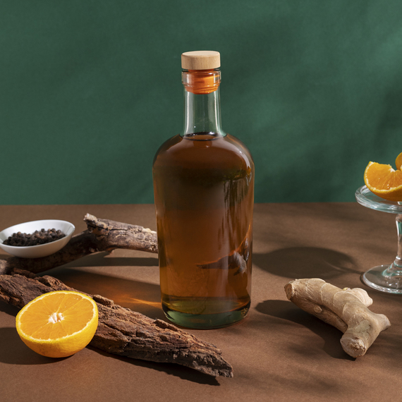 Наливание виски в стакан из бочки на дистиллерии в солнечный день осенью. Главное фото