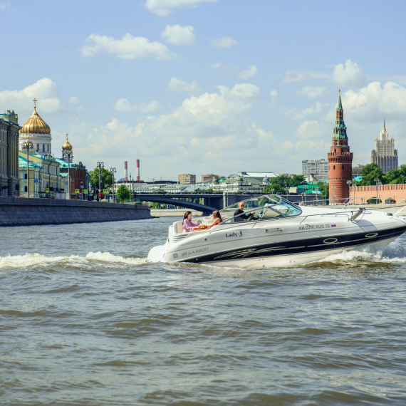 На катере по реке Москвы недалеко от Кремля в яркий солнечный день. Фото 10