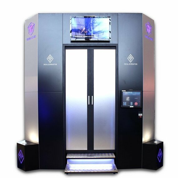 Кабина виртуальной реальности с экраном в центре города, использующая современные технологии для развлечений и игр Кабина виртуальной реальности с экраном в центре города, использующая современные технологии для развлечений и игр