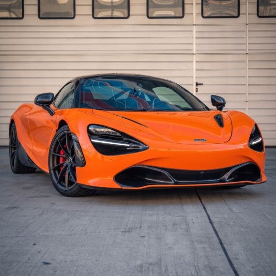 Заезд на спорткаре McLaren 720S на гоночном треке