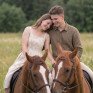 Женщины в вечеринках на лошадях в лесу, облаченные в длинные платья под ясным небом весной - превью 1