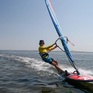 Windsurfing на спокойной воде в ясный день вдоль берега озера - превью 1