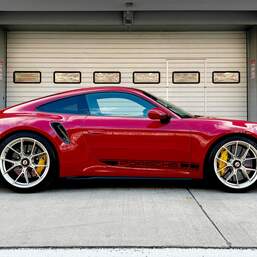 Заезд на спорткаре Porsche 911 Turbo S 992 на гоночном треке