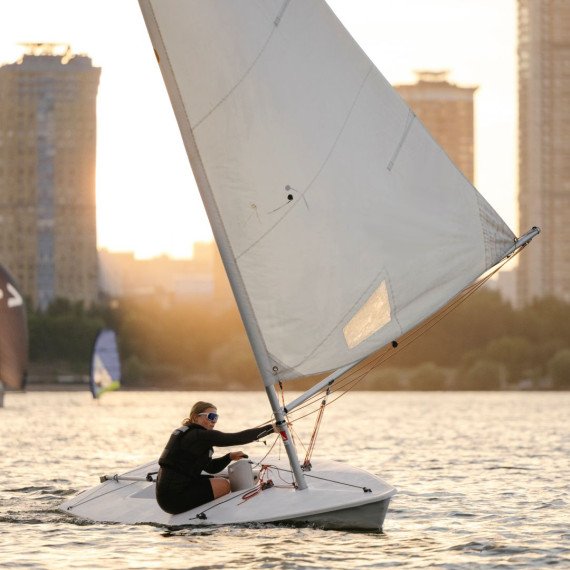 Ветер на воде и парус на горизонте в городе в вечернее время. Главное фото