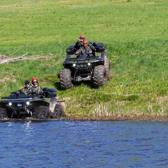 Операция на внедорожниках в водоеме на зеленом лугу в ясный солнечный день. Фото 11