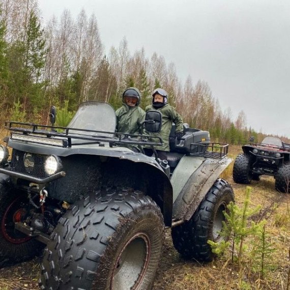 Поездка на квадроциклах через лес в пасмурный день. Главное фото