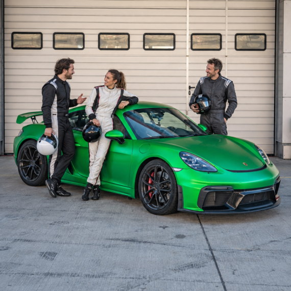 Заезд на спорткаре Porsche Cayman GT4 на гоночном треке
