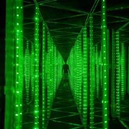 Посещение зеркального лабиринта