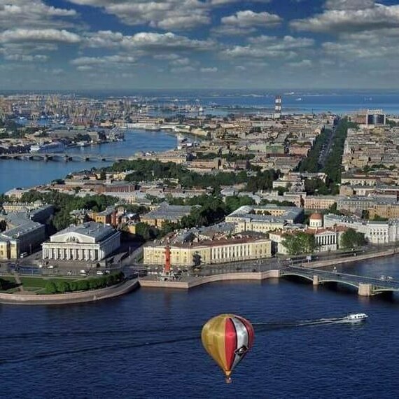 Воздушный шар над Санкт-Петербургом, вид на Неву и исторические здания города в яркий солнечный день. Фото 15
