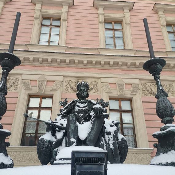 Памятник с усадьбой на фоне снега в зимний день в Санкт-Петербурге. Фото 9
