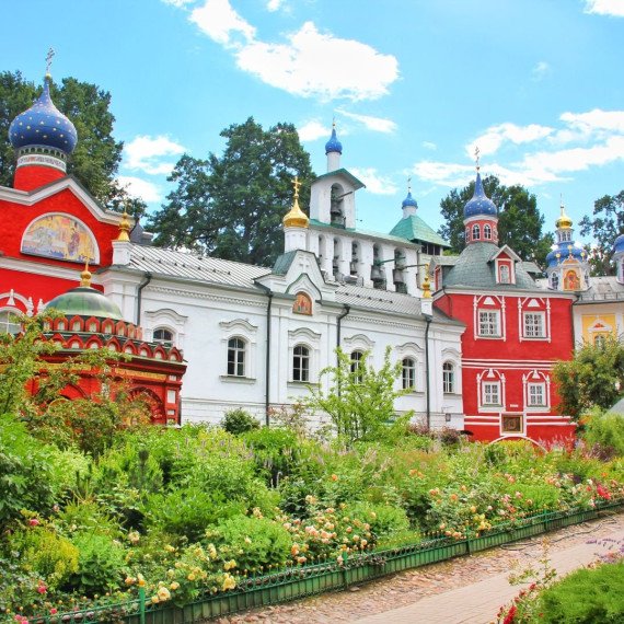 Красивый монастырский комплекс в солнечный день с цветущими садами