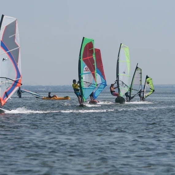 Windsurfing на озере в солнечный день, спортсмены показали отличные навыки и маневры на воде. Фото 7