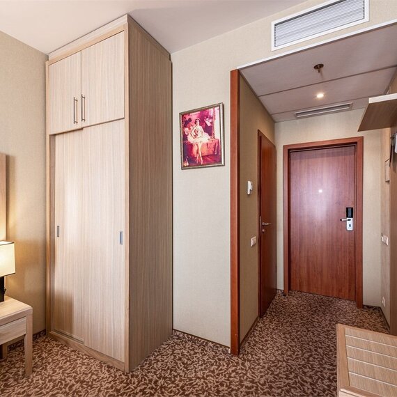 Стандарт Плюс мансардный с двуспальной кроватью. Фото 2